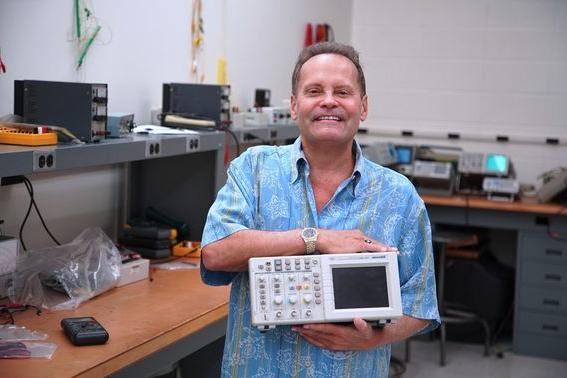 Michael “Puff” Prendergast, Class of 1983, 今年秋天，我回到了网上赌博网站十大排行波托马克州立学院，为工程系捐赠了一台泰克示波器.  示波器是一种实验室仪器，通常用于显示和分析信号的波形 